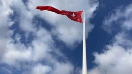 Tam 1453 metrekare! En büyük Türk bayrağı gönderde