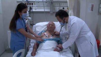 Kalp krizi geçiren 93 yaşındaki yaşlı adam koldan anjiyo yapılarak hayata tutundu