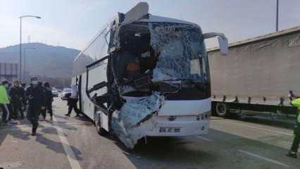 Lise öğrencilerini taşıyan otobüs kamyona çarptı! 24 kişi yaralandı