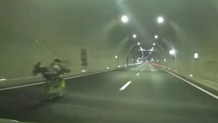 Motosiklet sürücüsü hem kendi hem de trafiktekilerin hayatını hiçe saydı!