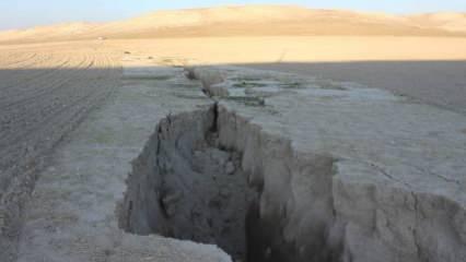 Aksaray'da yer altı suları çekildi, yüzeyde yarıklar oluştu