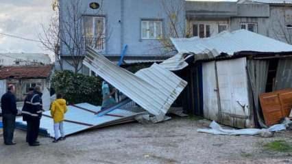 Bursa'da lodos: Çatılar uçtu, ağaçlar yola devrildi