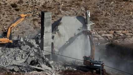İsrail, Filistinlilere ait iki binayı 'ruhsatı' olmadığı gerekçesiyle yıktı
