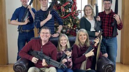 ABD'li Cumhuriyetçi Temsilciler Meclisi üyesinden silahlı Noel pozu