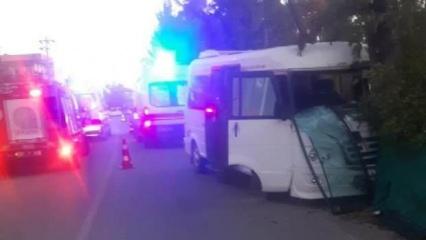 Antalya'da okul servisi, ağaca çarptı: 7'si öğrenci 8 yaralı