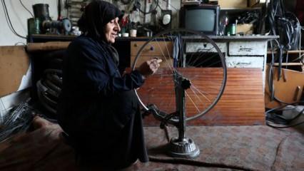 Konya'da 56 yaşındaki 'Bisikletçi Anne' 30 yıldır evini tamircilikle geçindiriyor