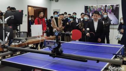Robotla insan masa tenisi oynadı, 6241 vuruşla dünya rekoru kırıldı