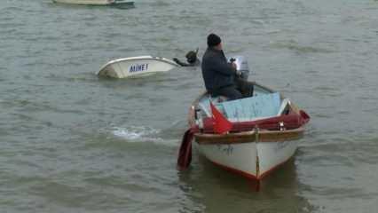 Tuzla'da lodos nedeniyle alabora olan tekneler kıyıya çıkartıldı 