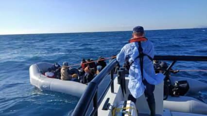 Yunanistan'ın ölüme ittiği lastik bottaki 52 göçmen kurtarıldı