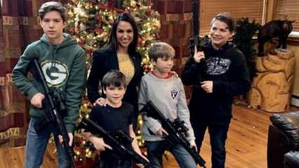 ABD'li Cumhuriyetçi vekil çocuklarıyla silahlı Noel fotoğrafı paylaştı