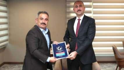 AYD Başkanı Burhan, Bakan Gül’e internet yasası tekliflerini sundu