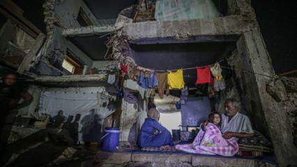 Esed rejiminin yıktığı okullara sığınan 56 İdlibli aile yaşam mücadelesi veriyor