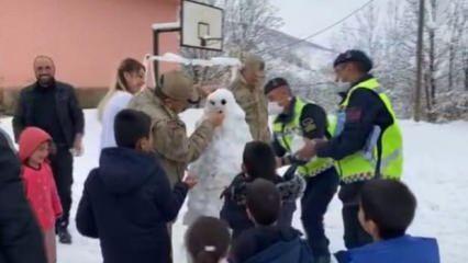 Jandarma, öğrencilerle kardan adam yapıp kartopu oynadı