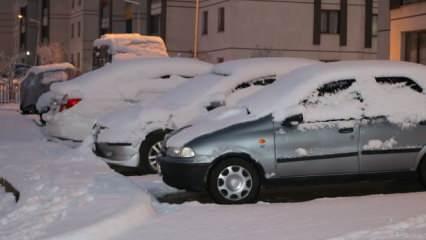 Hakkari'de kar yağışı 10 köy yolunu kapattı