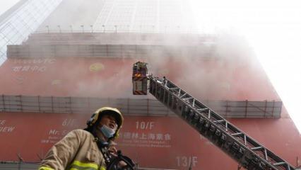 Hong Kong'ta gökdelende yangın! Onlarca mahsur