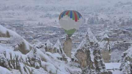 Kapadokya, mevsimin ilk kar yağışıyla bembeyaz oldu