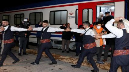 "Turistik Doğu Ekspresi" yolcuları Erzurum'da davul zurnayla karşılandı
