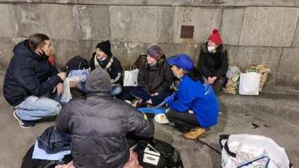 Almanya'da yaşayan Türkler sokakta kalan ihtiyaç sahiplerine yemek ve hediye dağıttı
