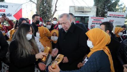 Erdoğan Gaziantep'te kadın kooperatiflerinin standını ziyaret etti