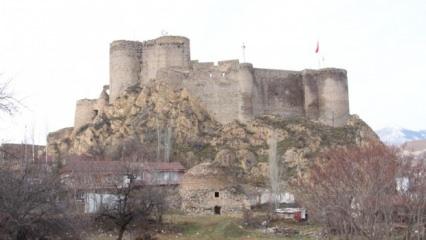 Erzurum'un Oltu kalesi yıkılma tehlikesiyle karşı karşıya! Dev yarıklar oluştu