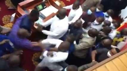 Gana parlamentosunda vekiller tekme tokat birbirine girdi