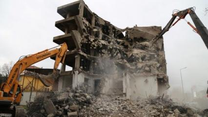 Marmara depreminde zarar gören inşaat 22 yıl sonra yıkılıyor