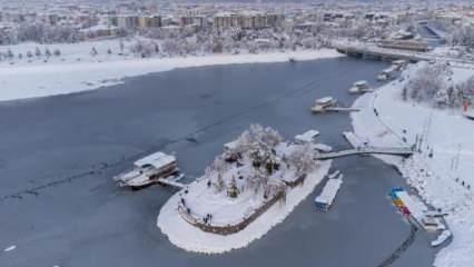 Suyu çekilen Beyşehir Gölü'ne kamyonlarla kar döküldü