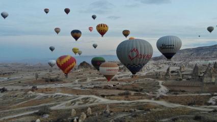 Kapadokya'da gökyüzü balonlarla renklendi