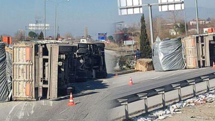 Denizli&rsquo;de virajı alamadı, saman balyası y&uuml;kl&uuml; tır devrildi   