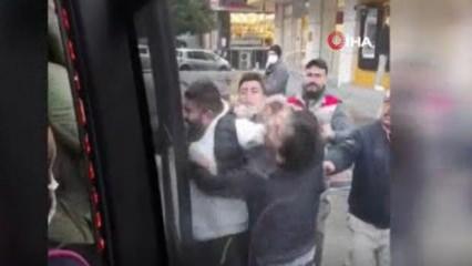 Minibüs şoförü ile yolcu yumruk yumruğa kavga etti