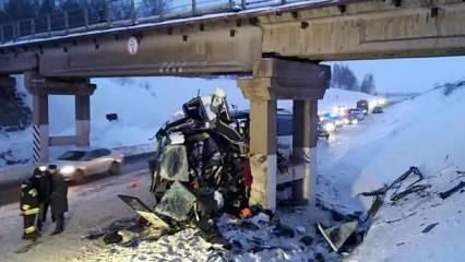 Rusya'da yolcu otobüsü, üstgeçit sütununa çarptı: 5 ölü, 21 yaralı