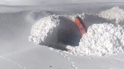 Yüksekova’da karla mücadele! İş makineleri karın altında kaldı...