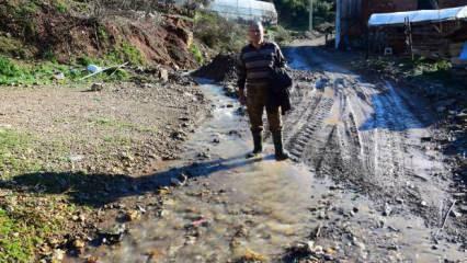 CHP'li belediye ilgilenmedi! Vatandaşlar bozulan yolları imece usulü yapıyor