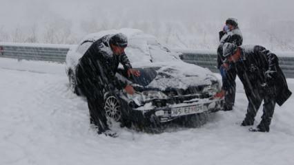 Hakkari -Yüksekova karayolunda onlarca araç mahsur kaldı