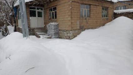 Hakkari&rsquo;de ulaşıma kar engeli! 328 k&ouml;y yolu kapandı