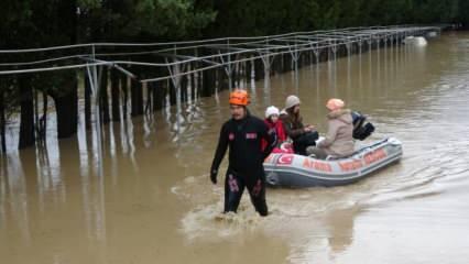 Lüks tatil sitesi sular altında kaldı! Vatandaşlar botlarla tahliye edildi