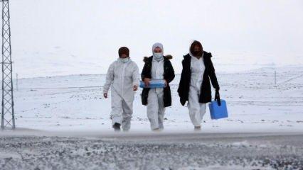 Sağlıkçılar kar, tipi ve fırtınaya rağmen köy köy gezip aşılama yapıyor