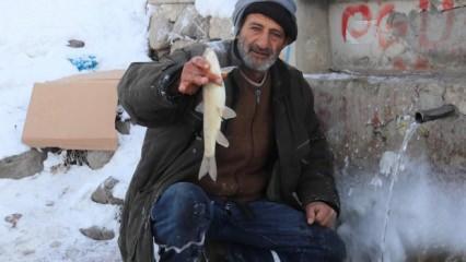 Ağrı’da balıkçılar, eksi 30 derecede buzu kırıp balık avlıyor	