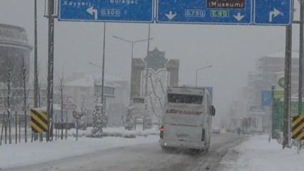 Aksaray'da kar yüzünden mahsur kalan bin kişi yurtlarda misafir edildi