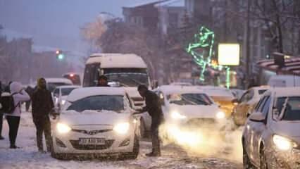 Ankara felç oldu! Sürücülerin karla imtihanı
