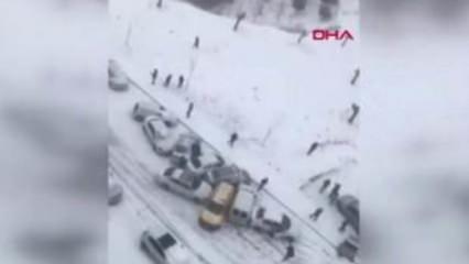 Buzlanan yolda 10 aracın birbirine girdi! O anlar kamerada