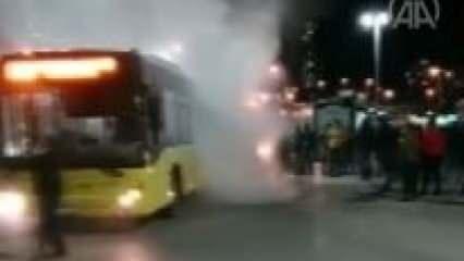 Kadıköy'de duraktaki İETT otobüsünde yangın çıktı