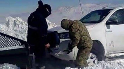 Kar ve tipide mahsur kalan ekipleri askerler kurtardı