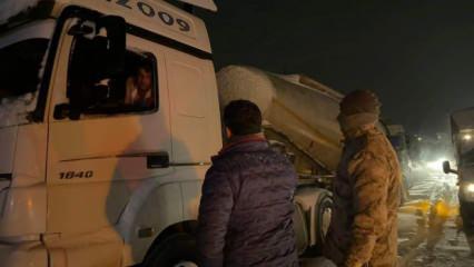Karda mahsur kalanları yalnız bırakmadılar! Kumanya ikram ettiler