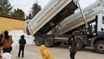 Şanlıurfa'da kar yağmayan ilçeye kamyonlarla kar taşındı 