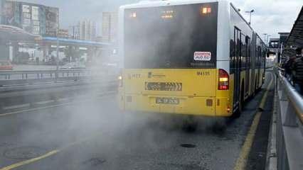 Seyir halindeki metrobüsten dumanlar çıktı, yolcular tahliye edildi