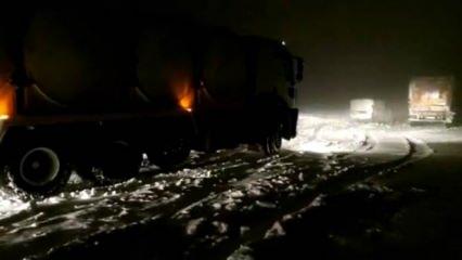 Ş.Urfa-Adıyaman karayolunda kar engeli:  Onlarca araç yolda kaldı