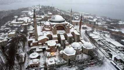 Tarihi yarımada gelinliğini giydi! İşte İstanbul'dan eşsiz kar manzaraları...	