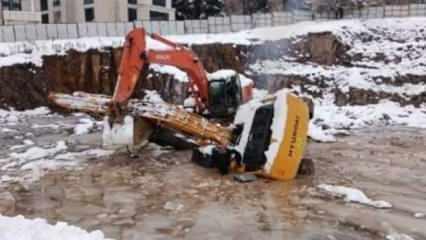 Ataşehir'de iş makinesi su dolu çukura düştü: Operatörün cansız bedenine ulaşıldı!