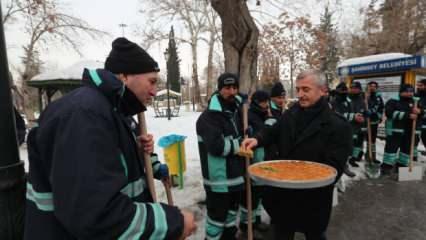 Başkan Tahmazoğlu’ndan karla mücadele ekiplerine baklava ikramı